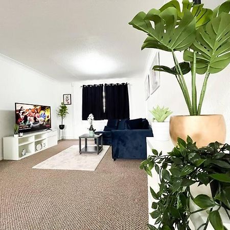 3 Bedroom House With Free Parking チャタム エクステリア 写真