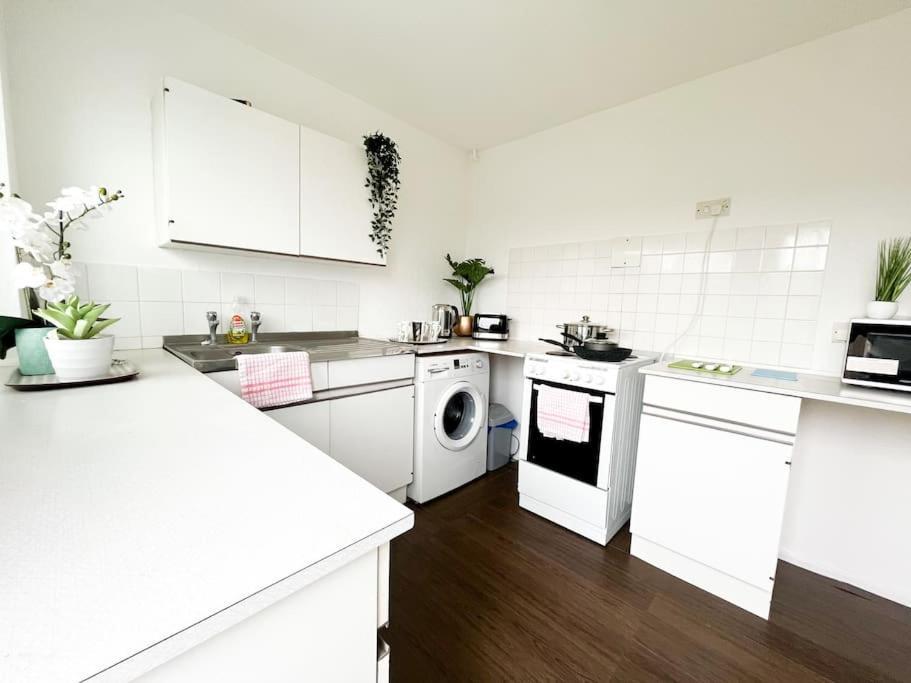 3 Bedroom House With Free Parking チャタム エクステリア 写真