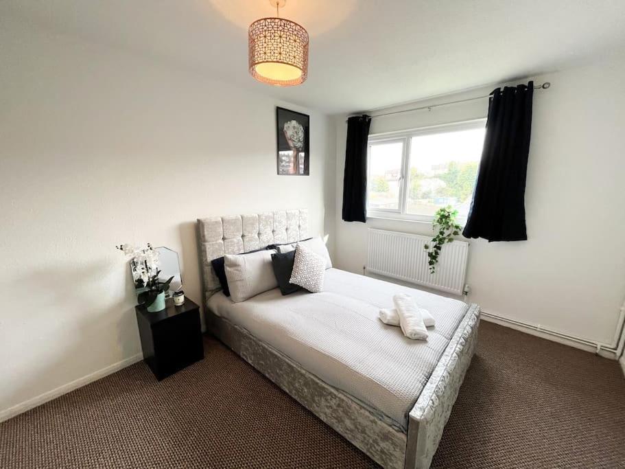 3 Bedroom House With Free Parking チャタム エクステリア 写真