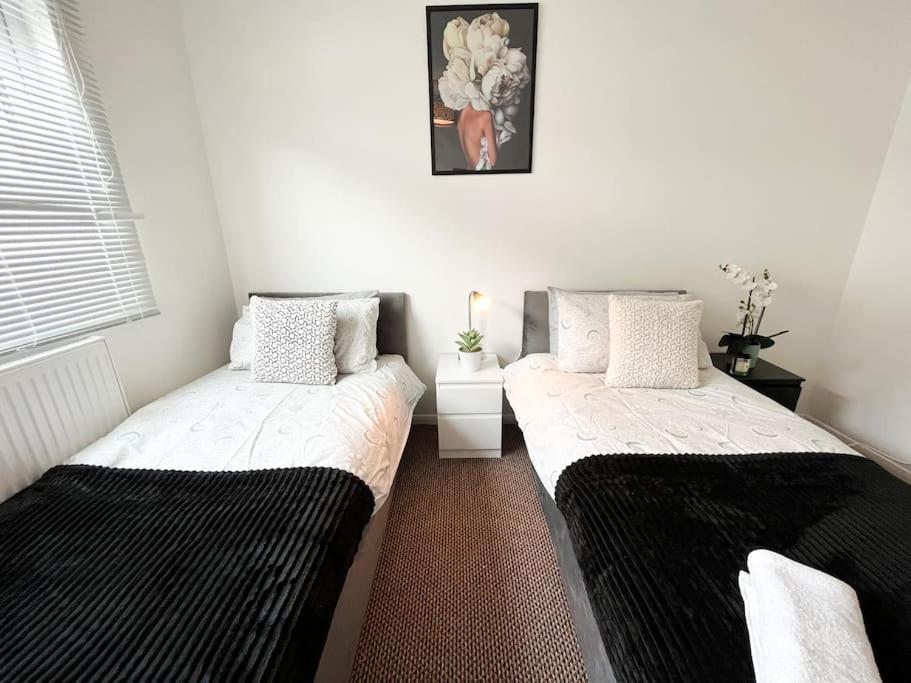 3 Bedroom House With Free Parking チャタム エクステリア 写真