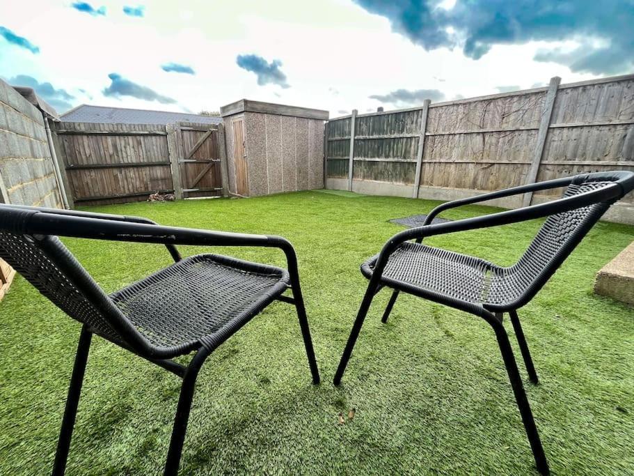 3 Bedroom House With Free Parking チャタム エクステリア 写真