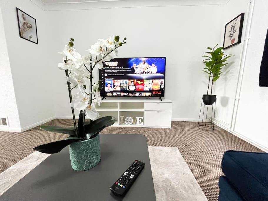 3 Bedroom House With Free Parking チャタム エクステリア 写真